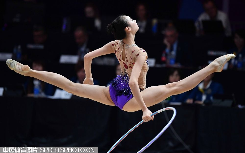 你故意的吧？范戴克防守传中时高举右手导致手球送点